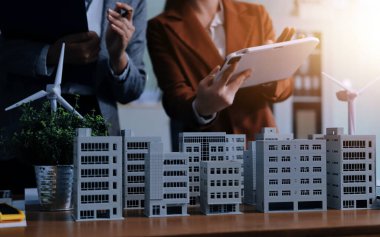 İş adamları arasında güneş pili paneli teknolojisi ve Güneş Enerjisi Çevre Kenti kavramındaki son gelişmeler üzerine tartışma.