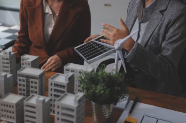 İş adamları arasında güneş pili paneli teknolojisi ve Güneş Enerjisi Çevre Kenti kavramındaki son gelişmeler üzerine tartışma.