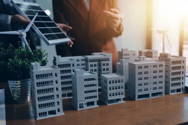 İş adamları arasında güneş pili paneli teknolojisi ve Güneş Enerjisi Çevre Kenti kavramındaki son gelişmeler üzerine tartışma.