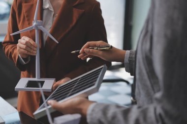 İş adamları arasında güneş pili paneli teknolojisi ve Güneş Enerjisi Çevre Kenti kavramındaki son gelişmeler üzerine tartışma.