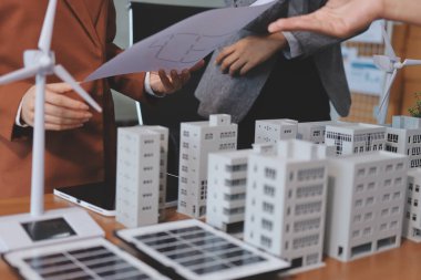 İş adamları arasında güneş pili paneli teknolojisi ve Güneş Enerjisi Çevre Kenti kavramındaki son gelişmeler üzerine tartışma.