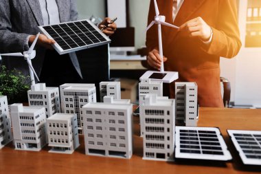 İş adamları arasında güneş pili paneli teknolojisi ve Güneş Enerjisi Çevre Kenti kavramındaki son gelişmeler üzerine tartışma.