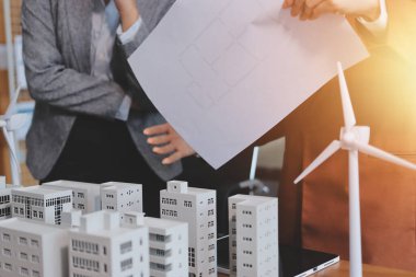 İş adamları arasında güneş pili paneli teknolojisi ve Güneş Enerjisi Çevre Kenti kavramındaki son gelişmeler üzerine tartışma.