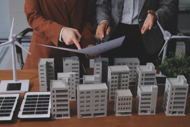 İş adamları arasında güneş pili paneli teknolojisi ve Güneş Enerjisi Çevre Kenti kavramındaki son gelişmeler üzerine tartışma.