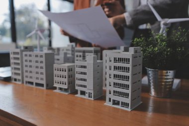 İş adamları arasında güneş pili paneli teknolojisi ve Güneş Enerjisi Çevre Kenti kavramındaki son gelişmeler üzerine tartışma.