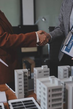 İş adamları arasında güneş pili paneli teknolojisi ve Güneş Enerjisi Çevre Kenti kavramındaki son gelişmeler üzerine tartışma.