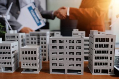 İş adamları arasında güneş pili paneli teknolojisi ve Güneş Enerjisi Çevre Kenti kavramındaki son gelişmeler üzerine tartışma.