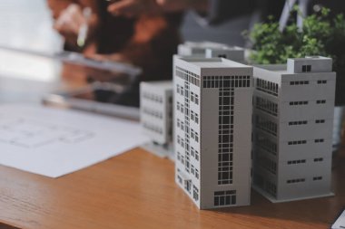 İş adamları arasında güneş pili paneli teknolojisi ve Güneş Enerjisi Çevre Kenti kavramındaki son gelişmeler üzerine tartışma.