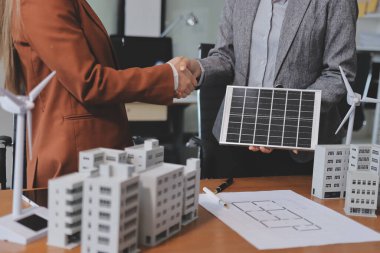 İş adamları arasında güneş pili paneli teknolojisi ve Güneş Enerjisi Çevre Kenti kavramındaki son gelişmeler üzerine tartışma.