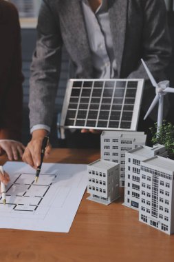 İş adamları arasında güneş pili paneli teknolojisi ve Güneş Enerjisi Çevre Kenti kavramındaki son gelişmeler üzerine tartışma.