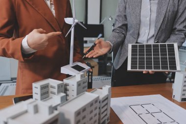 İş adamları arasında güneş pili paneli teknolojisi ve Güneş Enerjisi Çevre Kenti kavramındaki son gelişmeler üzerine tartışma.