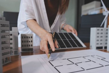 İş adamları arasında güneş pili paneli teknolojisi ve Güneş Enerjisi Çevre Kenti kavramındaki son gelişmeler üzerine tartışma.