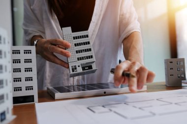 İş adamları arasında güneş pili paneli teknolojisi ve Güneş Enerjisi Çevre Kenti kavramındaki son gelişmeler üzerine tartışma.