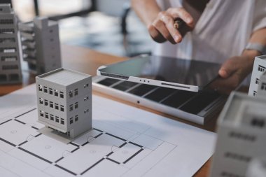 İş adamları arasında güneş pili paneli teknolojisi ve Güneş Enerjisi Çevre Kenti kavramındaki son gelişmeler üzerine tartışma.