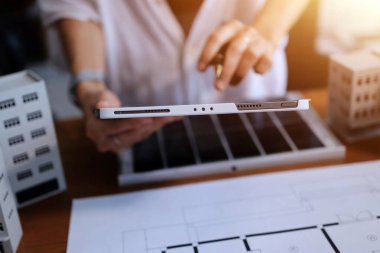 İş adamları arasında güneş pili paneli teknolojisi ve Güneş Enerjisi Çevre Kenti kavramındaki son gelişmeler üzerine tartışma.