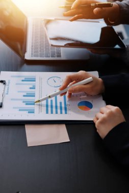 Muhasebe şirketi kazançlı nakit akışı için finansman ve vergilendirme planlaması, ofiste çalışan denetçi ve muhasebeci ekibi, mali verileri ve muhasebe kayıtlarını hesap makinesiyle analiz eder.