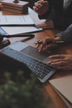 Yargıç Gavin ve Adalet Avukatları hukuk firmasının arka planında takım toplantısı yapıyorlar. Hukuk ve Hukuk Hizmetleri kavramları.