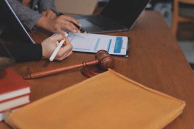 Yargıç Gavin ve Adalet Avukatları hukuk firmasının arka planında takım toplantısı yapıyorlar. Hukuk ve Hukuk Hizmetleri kavramları.