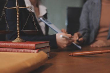 Yargıç Gavin ve Adalet Avukatları hukuk firmasının arka planında takım toplantısı yapıyorlar. Hukuk ve Hukuk Hizmetleri kavramları.