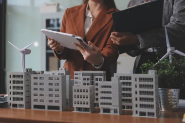 İş adamları arasında güneş pili paneli teknolojisi ve Güneş Enerjisi Çevre Kenti kavramındaki son gelişmeler üzerine tartışma.