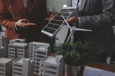 İş adamları arasında güneş pili paneli teknolojisi ve Güneş Enerjisi Çevre Kenti kavramındaki son gelişmeler üzerine tartışma.