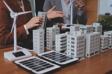 İş adamları arasında güneş pili paneli teknolojisi ve Güneş Enerjisi Çevre Kenti kavramındaki son gelişmeler üzerine tartışma.