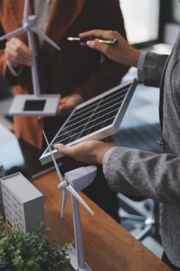 İş adamları arasında güneş pili paneli teknolojisi ve Güneş Enerjisi Çevre Kenti kavramındaki son gelişmeler üzerine tartışma.