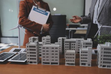 İş adamları arasında güneş pili paneli teknolojisi ve Güneş Enerjisi Çevre Kenti kavramındaki son gelişmeler üzerine tartışma.