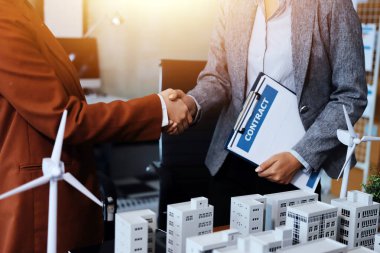 İş adamları arasında güneş pili paneli teknolojisi ve Güneş Enerjisi Çevre Kenti kavramındaki son gelişmeler üzerine tartışma.