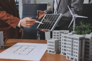 İş adamları arasında güneş pili paneli teknolojisi ve Güneş Enerjisi Çevre Kenti kavramındaki son gelişmeler üzerine tartışma.