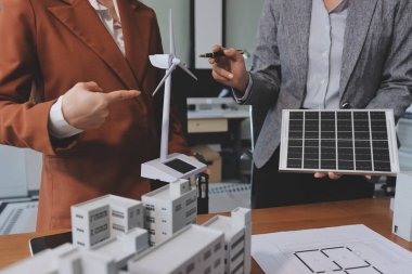 İş adamları arasında güneş pili paneli teknolojisi ve Güneş Enerjisi Çevre Kenti kavramındaki son gelişmeler üzerine tartışma.