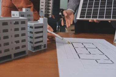 İş adamları arasında güneş pili paneli teknolojisi ve Güneş Enerjisi Çevre Kenti kavramındaki son gelişmeler üzerine tartışma.