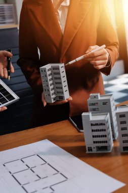 İş adamları arasında güneş pili paneli teknolojisi ve Güneş Enerjisi Çevre Kenti kavramındaki son gelişmeler üzerine tartışma.