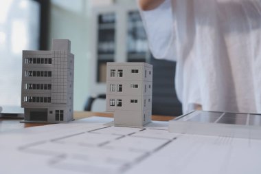 İş adamları arasında güneş pili paneli teknolojisi ve Güneş Enerjisi Çevre Kenti kavramındaki son gelişmeler üzerine tartışma.