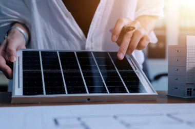 İş adamları arasında güneş pili paneli teknolojisi ve Güneş Enerjisi Çevre Kenti kavramındaki son gelişmeler üzerine tartışma.