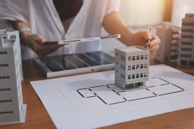 İş adamları arasında güneş pili paneli teknolojisi ve Güneş Enerjisi Çevre Kenti kavramındaki son gelişmeler üzerine tartışma.