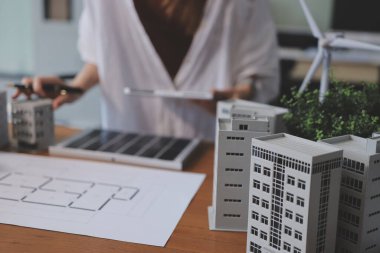 İş adamları arasında güneş pili paneli teknolojisi ve Güneş Enerjisi Çevre Kenti kavramındaki son gelişmeler üzerine tartışma.