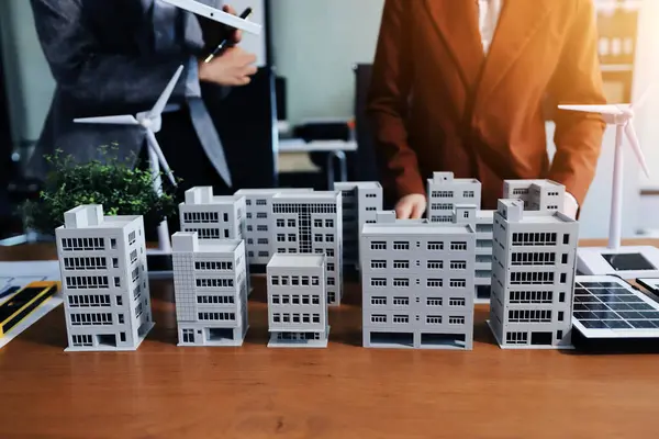 İş adamları arasında güneş pili paneli teknolojisi ve Güneş Enerjisi Çevre Kenti kavramındaki son gelişmeler üzerine tartışma.