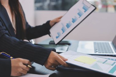 Toplantı odasında birlikte çalışan iş adamları.