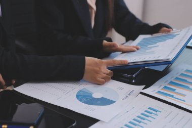 Toplantı odasında birlikte çalışan iş adamları.