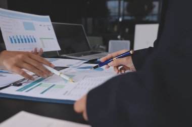 Toplantı odasında birlikte çalışan iş adamları.