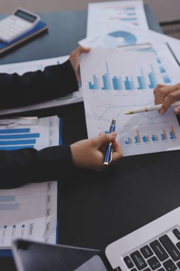 Toplantı odasında birlikte çalışan iş adamları.