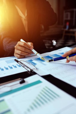 Toplantı odasında birlikte çalışan iş adamları.