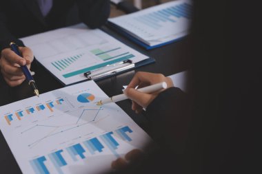 Toplantı odasında birlikte çalışan iş adamları.