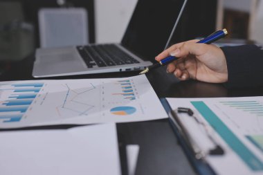 Toplantı odasında birlikte çalışan iş adamları.