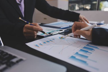 Toplantı odasında birlikte çalışan iş adamları.