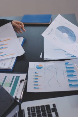 Toplantı odasında birlikte çalışan iş adamları.