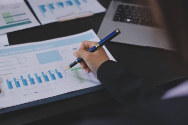 Toplantı odasında birlikte çalışan iş adamları.