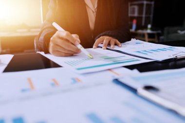 Toplantı odasında birlikte çalışan iş adamları.