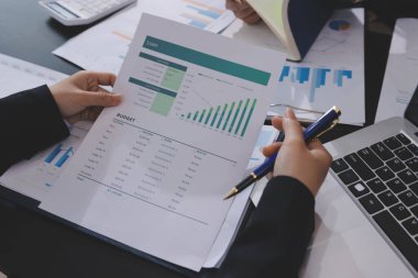 Toplantı odasında birlikte çalışan iş adamları.